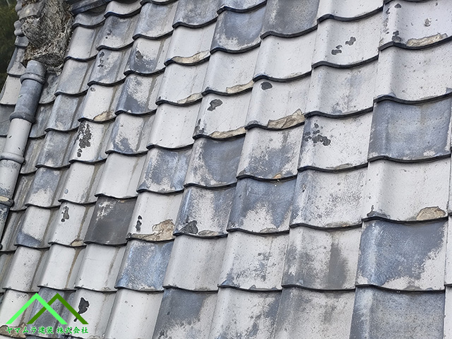 瓦の表面が破損