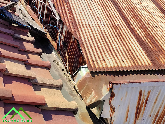 隙間が開いています