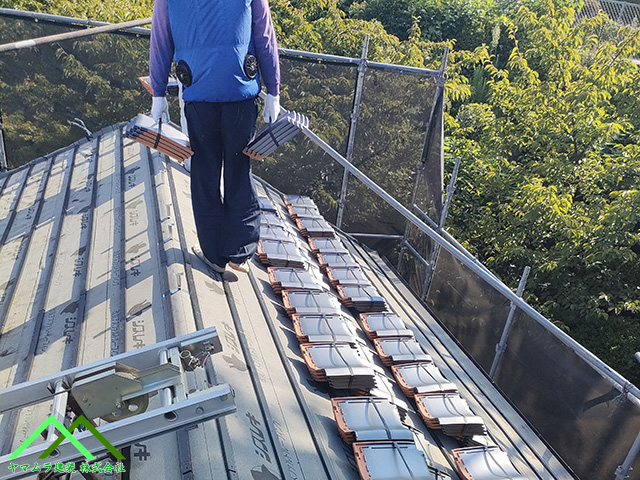 瓦を配置します