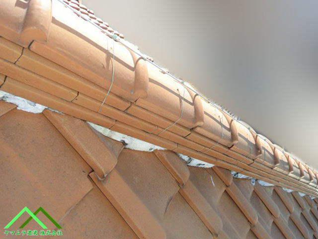 雨水が当たって黒ずみ