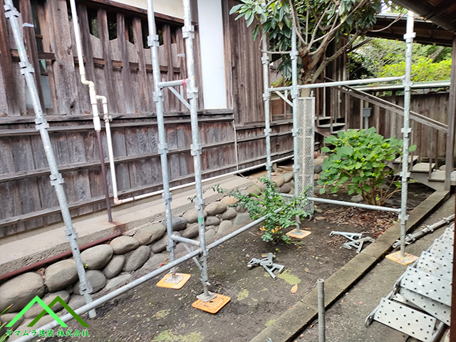 足場の土台を取り付けます