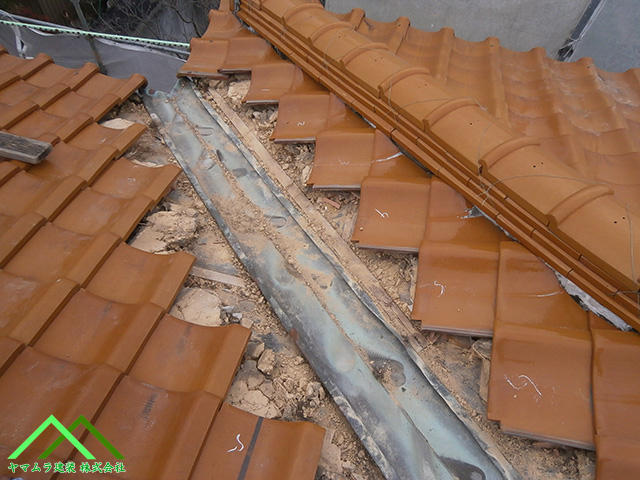 谷樋の周辺瓦の取り外し