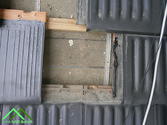 コーキングで接着します