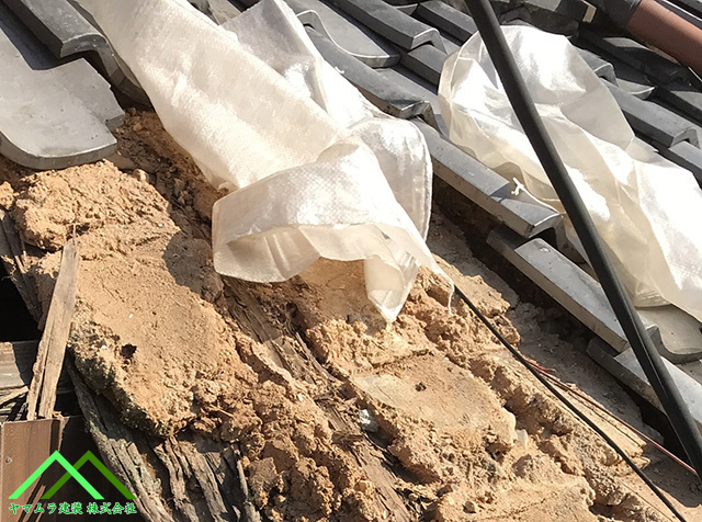 土嚢袋に積み込みます