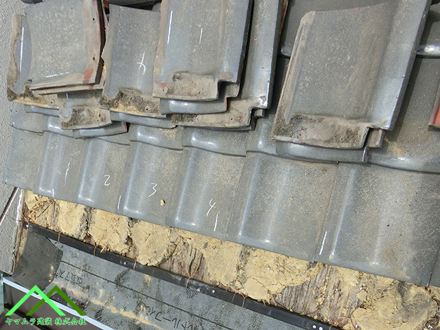 瓦を一枚ずつ施工