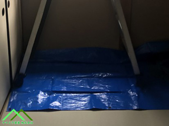 ブルーシートを敷きます