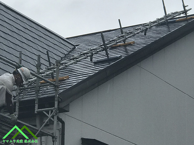 屋根上に足場