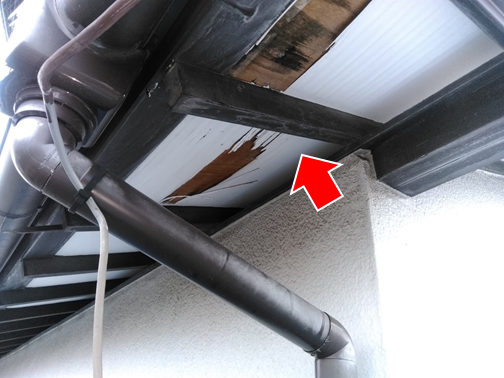 三島市 雨漏りを心配され破損した軒天と瓦の補修