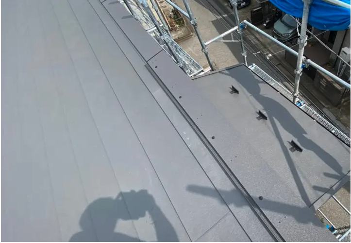 棟板金を設置して完工