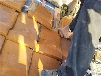 一度撤去した瓦を戻す