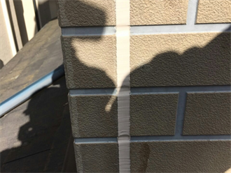 養生用のマスキングテープを剥がしシーリング補修が完了