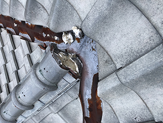 谷板金の錆と剥がれた漆喰