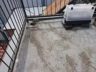 排水口周辺に泥が堆積し排水が十分に行われていない状況