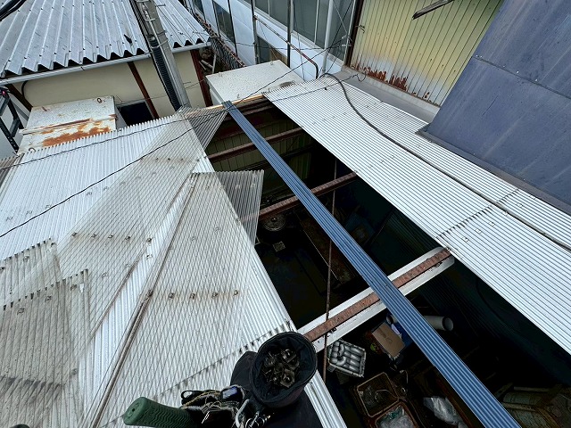 久喜市の工場のポリカ屋根を金属波板へ交換！暑さ対策で従業員の働く環境を整えましょう！