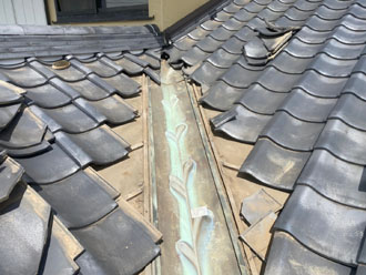 谷付近の瓦を取り外す