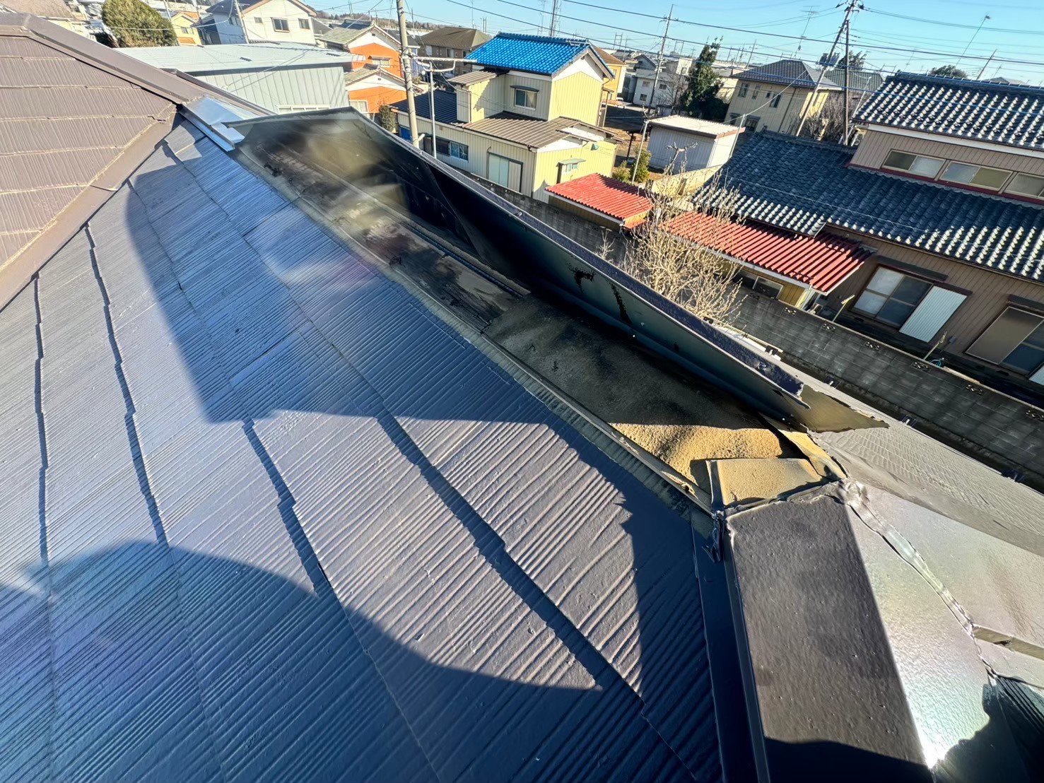 加須市 屋根剥がれ 台風被害の緊急修理！経年劣化と強風で棟板金が飛散した事例