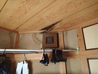 雨漏りで天井が剥がれ今にも落下しそうです