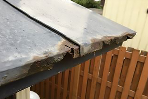 金属屋根が錆でボロボロに