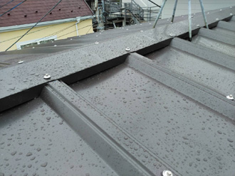 瓦棒屋根のカバー工法　屋根カバー工法完工