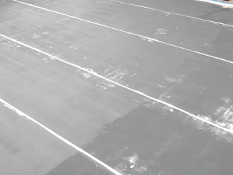 陸屋根ゴムシートの継ぎ目にシーリングを充填