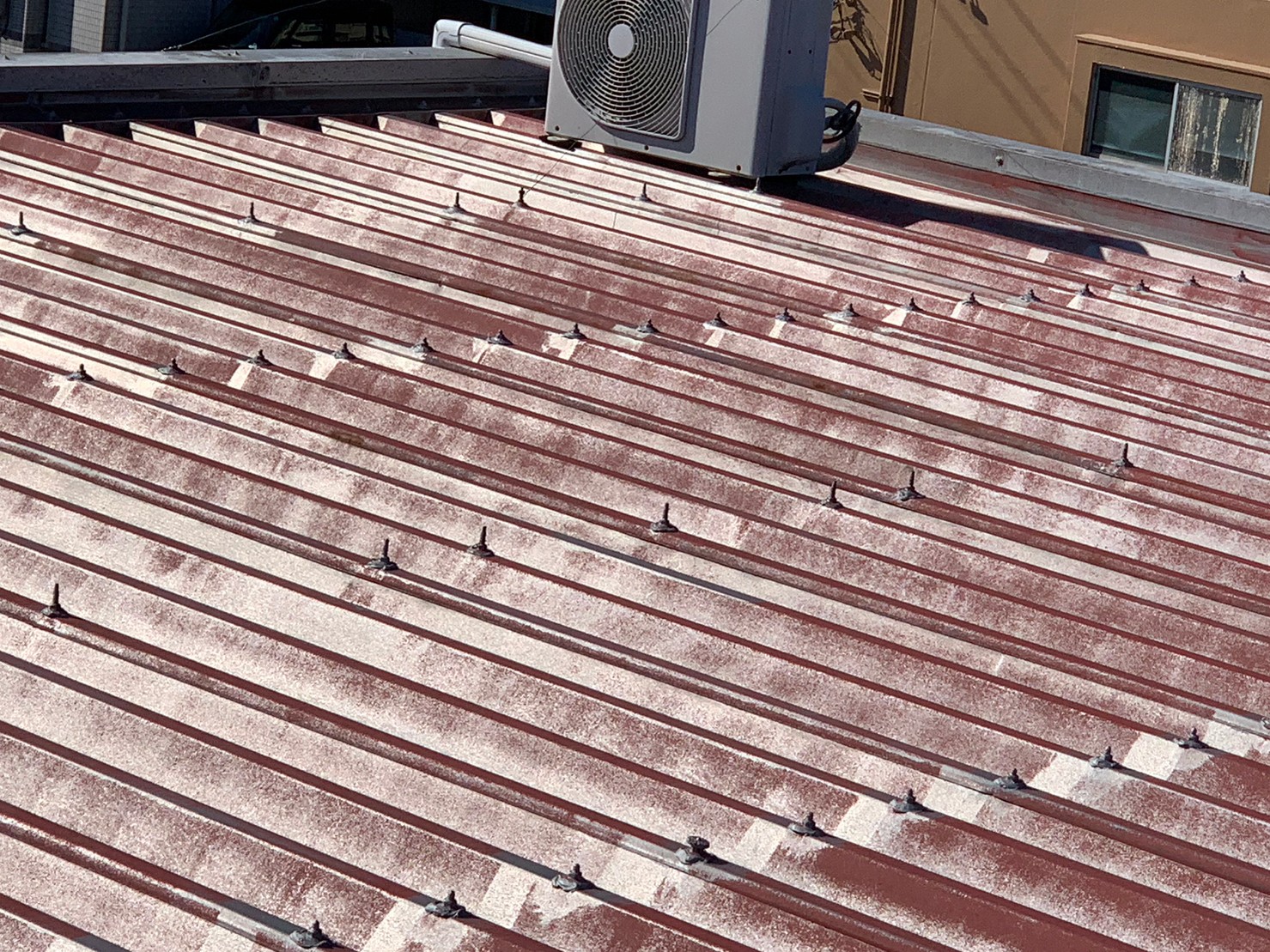 名古屋市守山区で劣化、錆による穴で板金屋根から雨漏りが発生　笠木シール切れや外壁の穴も原因に