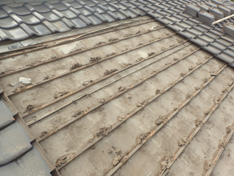 ルーフィング材を敷設し桟木を取り付けます