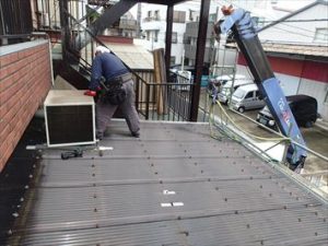 エアコン室外機を吊り上げ