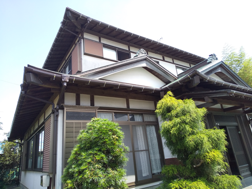 裾野市で雨漏り 窓廻りのコーキングと部分塗装で雨漏り補修