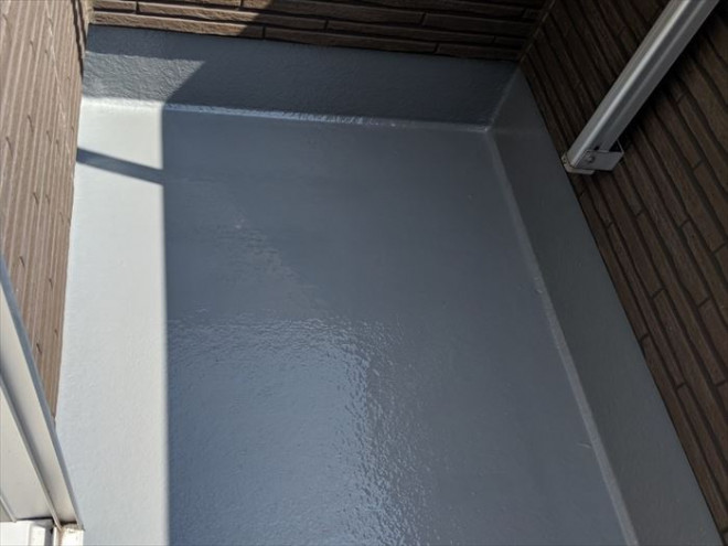 FRP施工されたベランダのトップコート塗り替えが完了