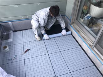 通気緩衝シートを張り付け