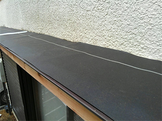 ルーフィング材を敷設し新たな庇板金を取り付ける