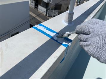 笠木の継ぎ目はシーリング材を充填し雨漏りを防ぎます