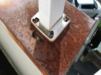 笠木全体が赤茶色に錆びています