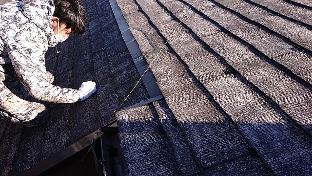 スペーサを設置している様子