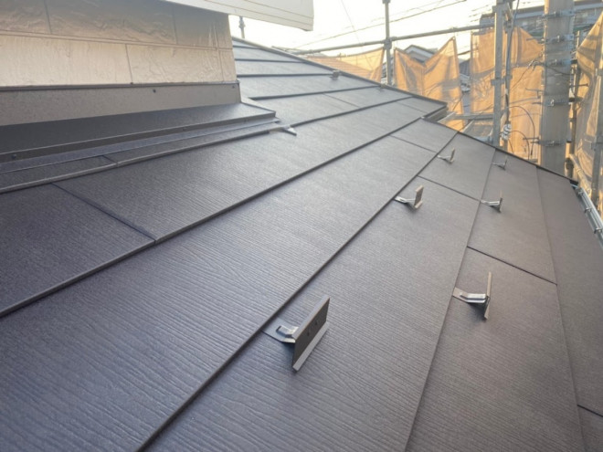 雪止めを設置した施工後の雨押え（その1）