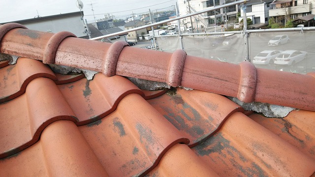 漆喰の剥がれがある隅棟1