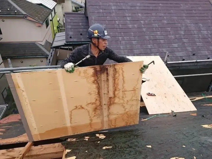 雨染みは野地板の裏面全体に広がり下地全体にまで影響が及んでいる状態