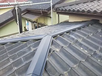 かわらU　ガルバリウム鋼板の棟板金に交換工事