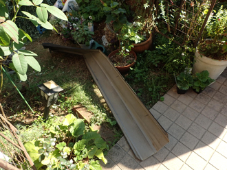 剥がれた棟板金は庭先に落下