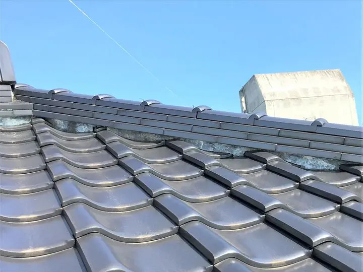 漆喰が変色している瓦屋根