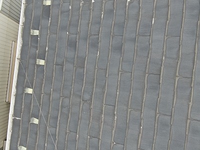 屋根の写真です。先端が剥がれるように劣化するのはパミールの特徴的な症状です。