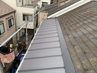 雨漏りを起こした屋根の下地を新しく造りスタンビーで屋根葺き替え工事