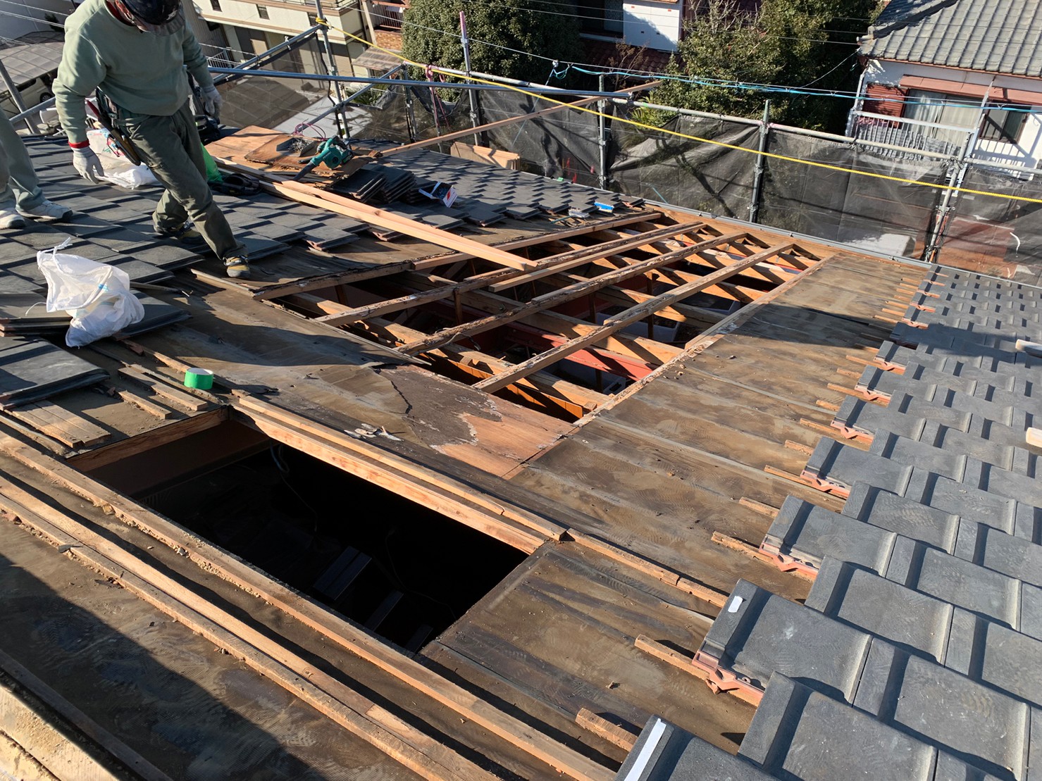 守山区で天窓を撤去した様子下地の鎖もありました