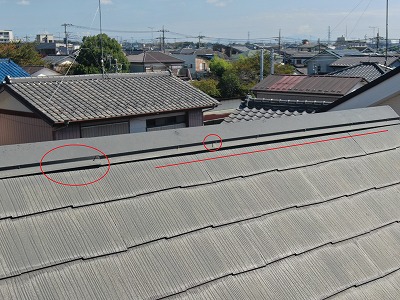棟板金の変形と釘浮きが見られます。