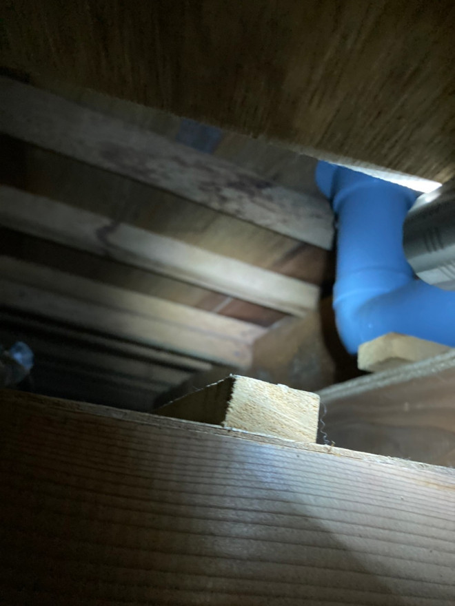 守山区で屋根裏配管雨漏り