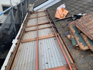 野地板を支える角材を新しいものに交換