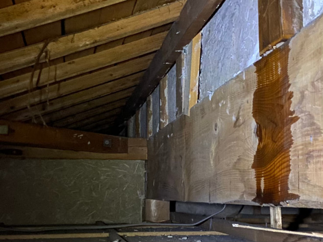 屋根裏　雨漏れ