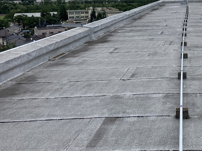 陸屋根のひび割れが引き起こす雨漏りの原因と修理方法