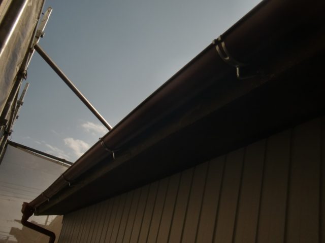 新しい雨樋に取り替え