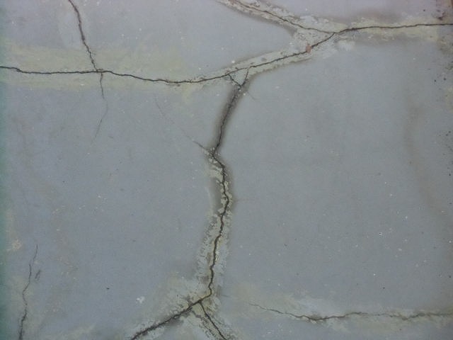 ヒビ割れを起こしているベランダの床